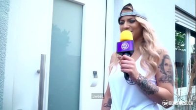 Bums Besuch – Tätowierte Mara Martinez beim ersten wilden Fick vor der Kamera
