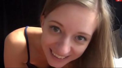 Heisses Teen fickt ihren Mitbewohner während ihr Freund schläft