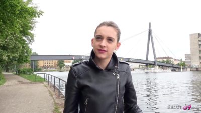 Arschfick für 18 jährige beim Casting die ihren Freund betrügt