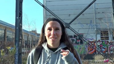 Erzieherin aus Berlin dreht ersten Porno bei echten Strassen Casting