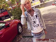 Blonde Mutter mit geilen Tattoos Vicky Hundt getroffen zum Ficken