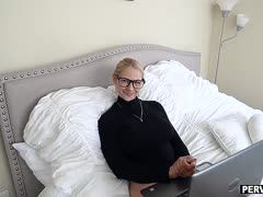 Blonde Stiefmama im Bett überrascht und doggystyle gefickt