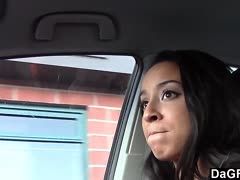 Farbiges Girl lässt sich im Auto vögeln