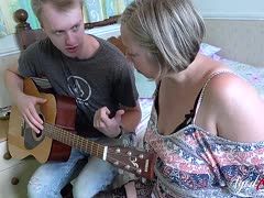 Mit der Gitarre öffnet er die Fotze seiner reifen Stiefmutter