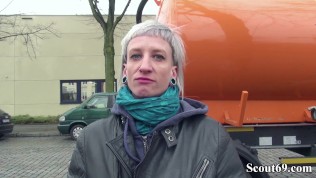 GERMAN SCOUT – Schlankes Punk Teen mitten in Berlin getroffen und gefickt