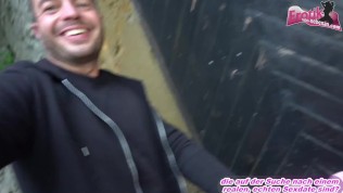 Öffentlicher fick mit Spermawalk gesichtsbesamung facial für blonde teen