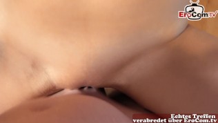 User bestellt schlanke Nutte zum Hausbesuch mit kleinen Titten und fickt sie ohne Gummi