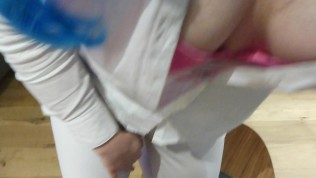 Sie pisst sich in die Jeans Hose und reitet trocken seinen Schwanz
