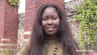 21-Jährige dunkelhäutige Schönheit