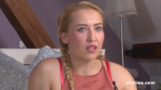 Geile deutsche Blondine masturbiert leidenschaftlich