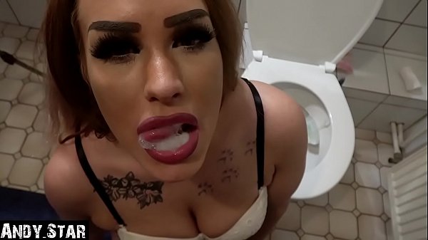 Beim Pissen überrascht und voll ins Maul gespritzt