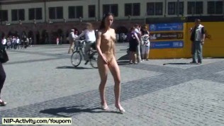 Naked babe has fun in streets