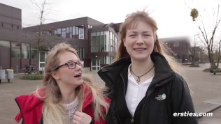 Deutsche Mädels vergnügen sich in einer Bibliothek in Berlin