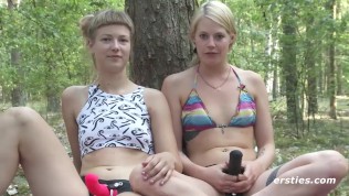 Deutsche Mädels vögeln mit Strap-On im Wald