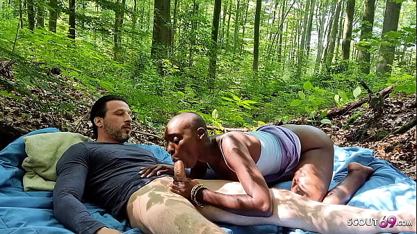 Schwarze Schönheit Zaawaadi nähe Berlin im Wald von Deutschen gefickt