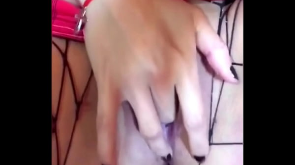 Colegiala masturbandose pensando en como se la folla duro su hermanastro hasta tener su orgasmo