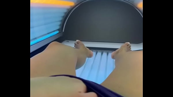 Milf unter Solarium