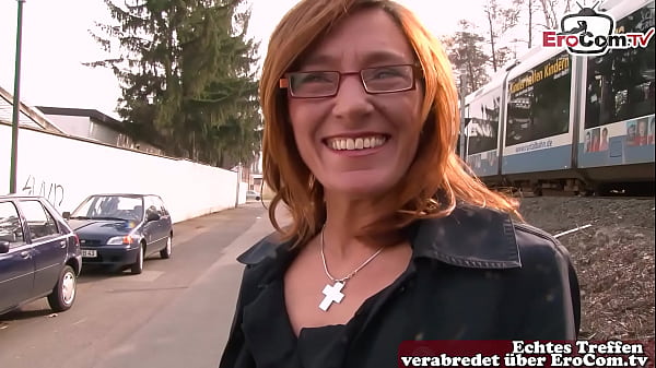 Deutsche alte Hausfrau angesprochen auf der Straße zum Sex Casting